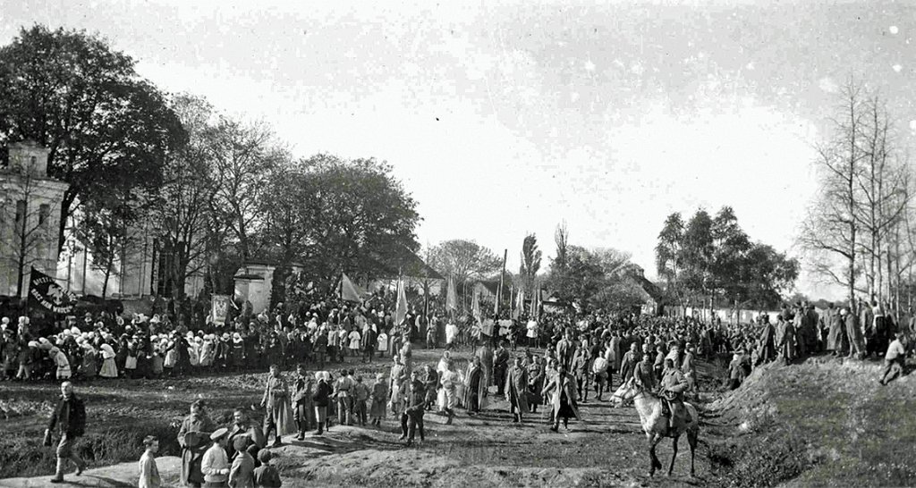 KKE 6002.jpg - Fot. Grupowa. Manifestacja obok Kaplicy cmentarza katolickiego w Łucku, Łuck, 1922 r. Fotografia zrobiona przez Leopolda Kleofasa Paszkowskiego.